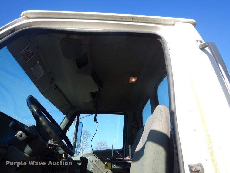 image for item GW9542 1998 Ford 8513 truck cab and chassis