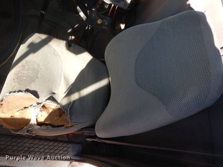 image for item GW9542 1998 Ford 8513 truck cab and chassis