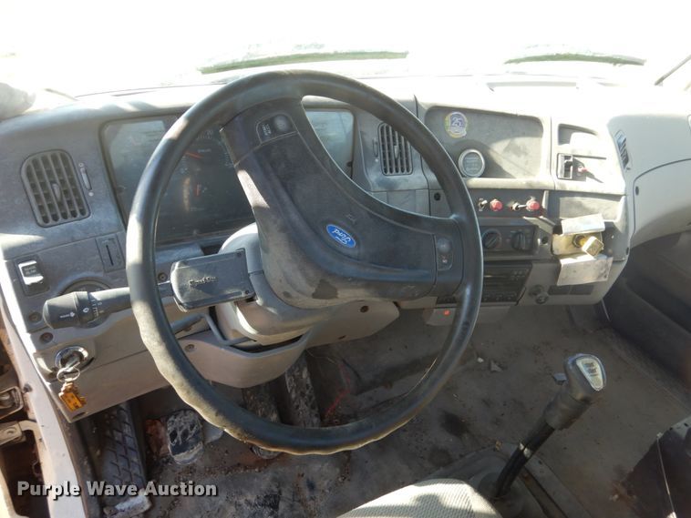 image for item GW9542 1998 Ford 8513 truck cab and chassis