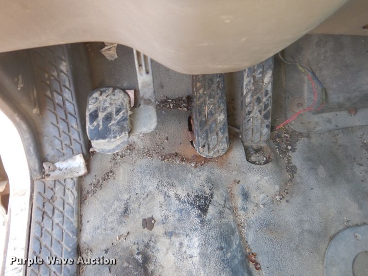 image for item GW9542 1998 Ford 8513 truck cab and chassis