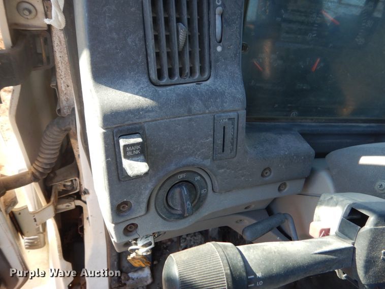 image for item GW9542 1998 Ford 8513 truck cab and chassis