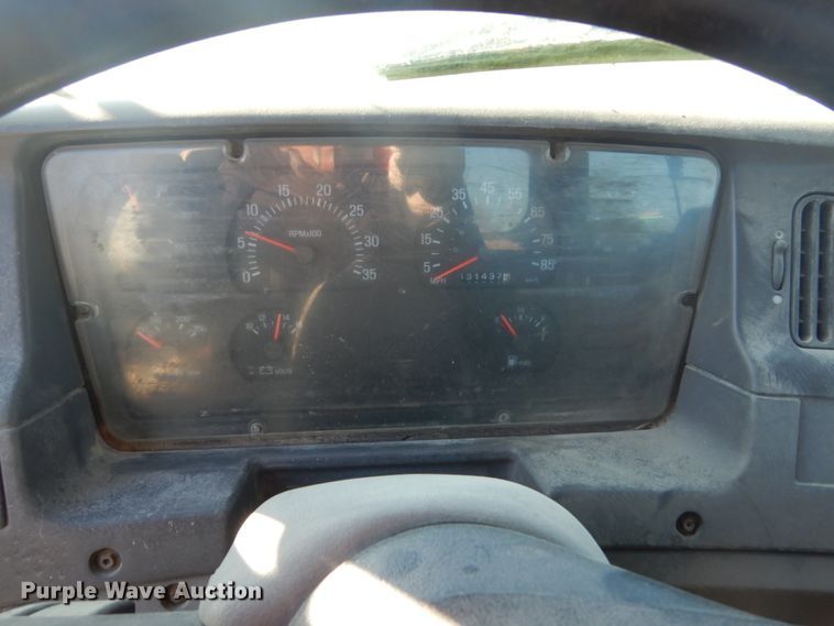 image for item GW9542 1998 Ford 8513 truck cab and chassis