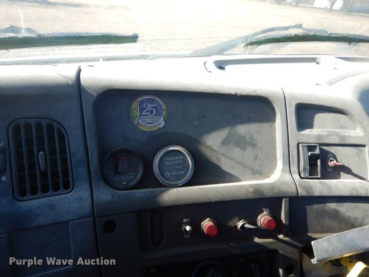 image for item GW9542 1998 Ford 8513 truck cab and chassis