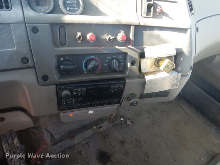 image for item GW9542 1998 Ford 8513 truck cab and chassis