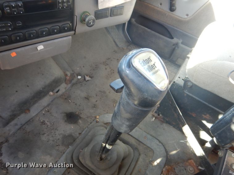 image for item GW9542 1998 Ford 8513 truck cab and chassis