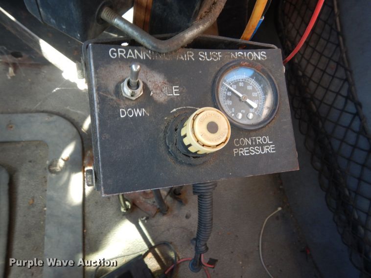 image for item GW9542 1998 Ford 8513 truck cab and chassis