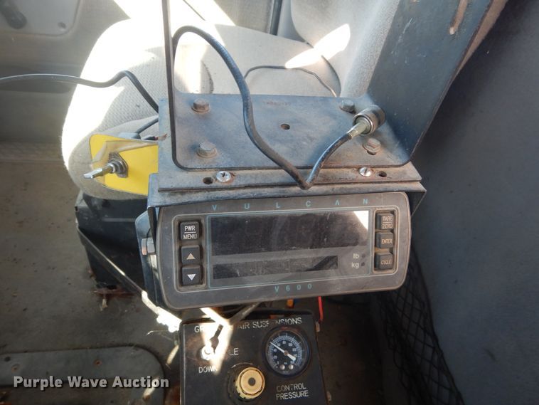 image for item GW9542 1998 Ford 8513 truck cab and chassis