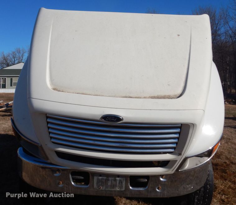 image for item GW9542 1998 Ford 8513 truck cab and chassis