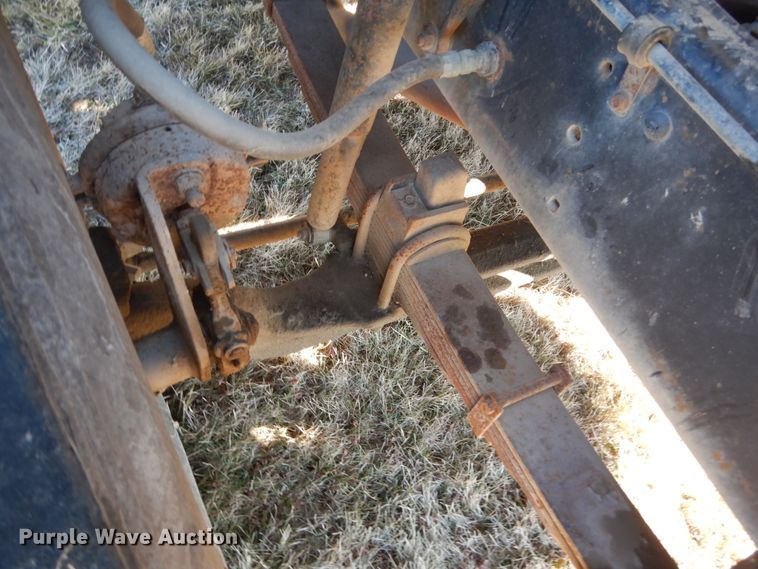 image for item GW9542 1998 Ford 8513 truck cab and chassis