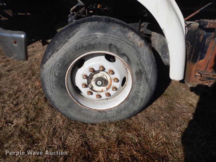 image for item GW9542 1998 Ford 8513 truck cab and chassis