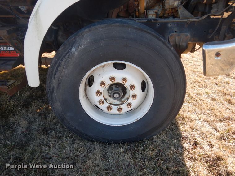 image for item GW9542 1998 Ford 8513 truck cab and chassis