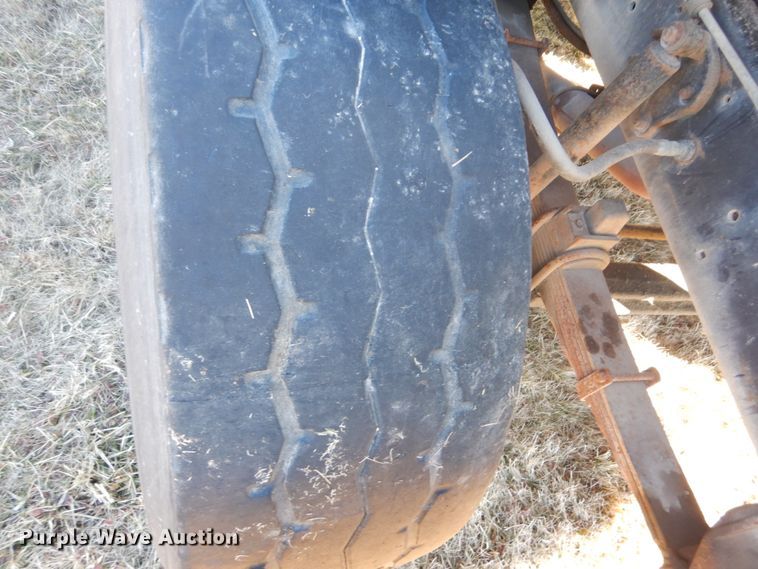 image for item GW9542 1998 Ford 8513 truck cab and chassis