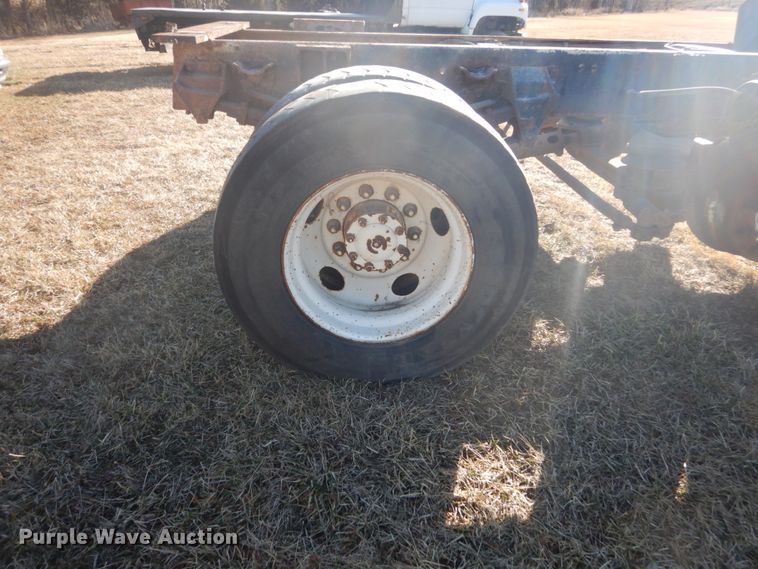 image for item GW9542 1998 Ford 8513 truck cab and chassis