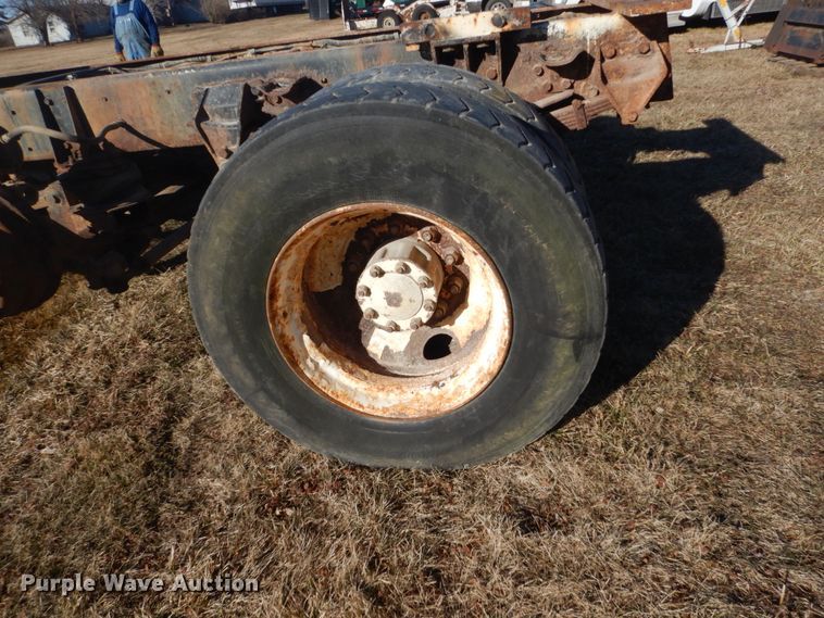 image for item GW9542 1998 Ford 8513 truck cab and chassis