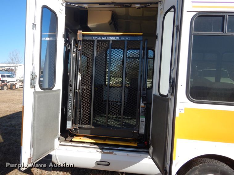 image for item GW9544 2011 Ford Econoline E450 shuttle bus