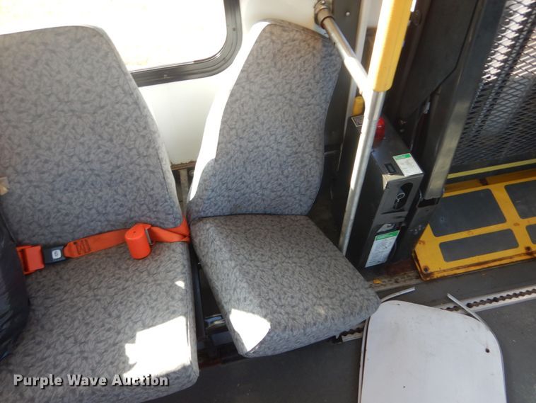 image for item GW9544 2011 Ford Econoline E450 shuttle bus