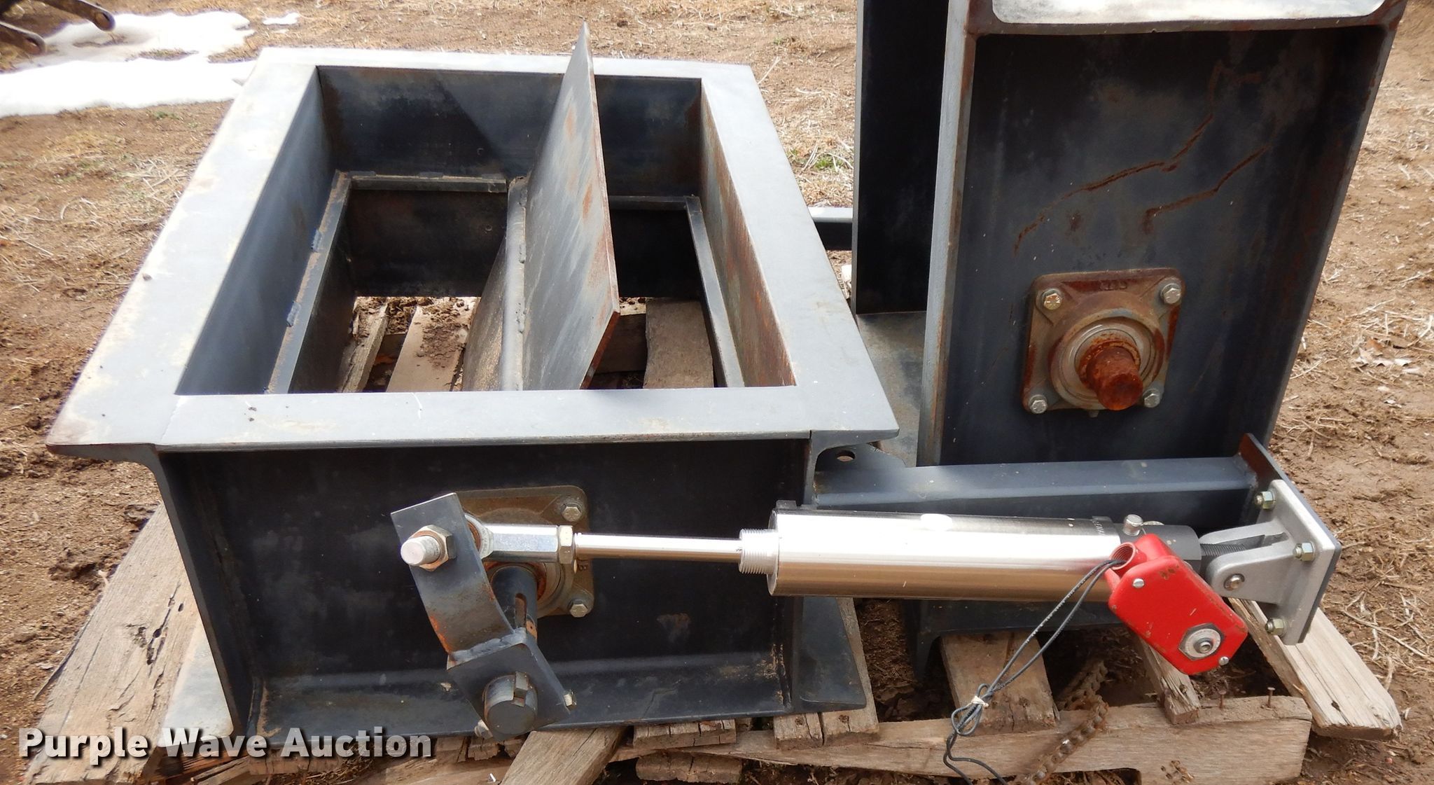 Hopper doors in Canon City, CO Item DH8475 sold Purple Wave