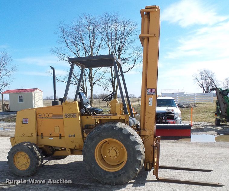 image for item DD1750 Case 585E forklift