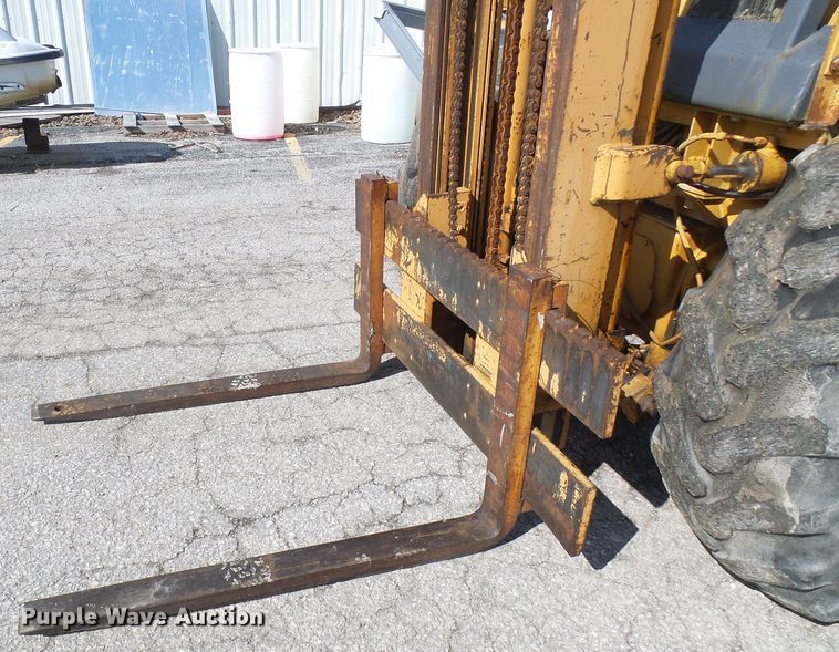 image for item DD1750 Case 585E forklift