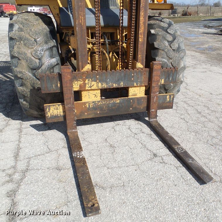 image for item DD1750 Case 585E forklift