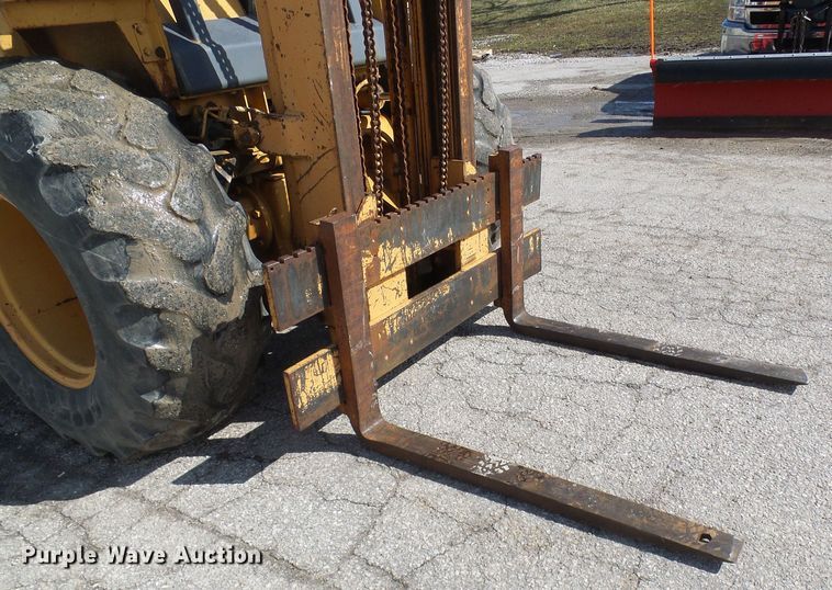 image for item DD1750 Case 585E forklift