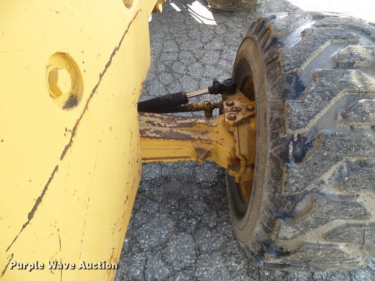 image for item DD1750 Case 585E forklift