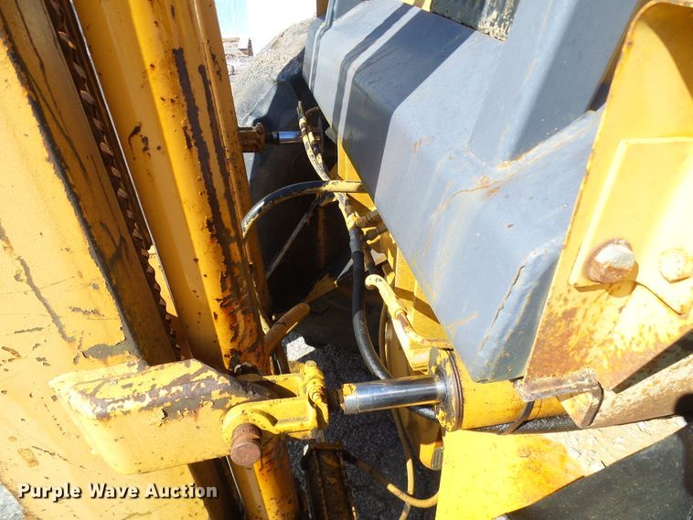 image for item DD1750 Case 585E forklift