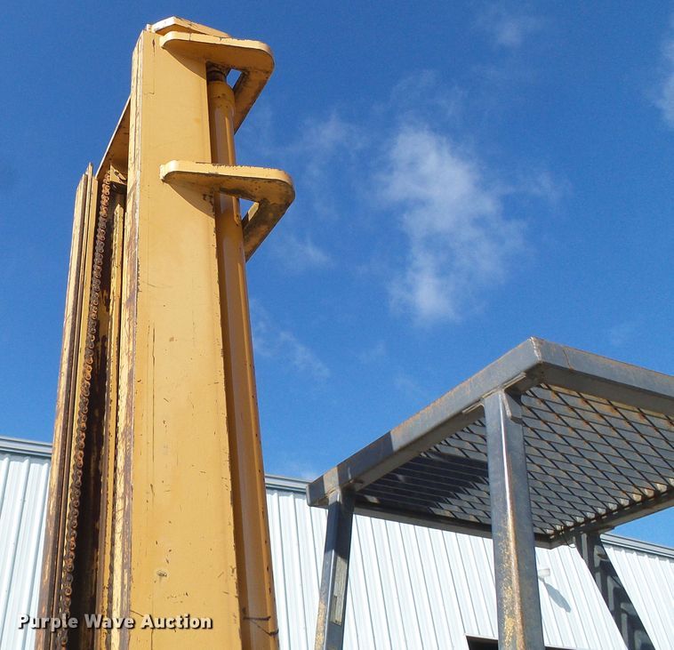 image for item DD1750 Case 585E forklift