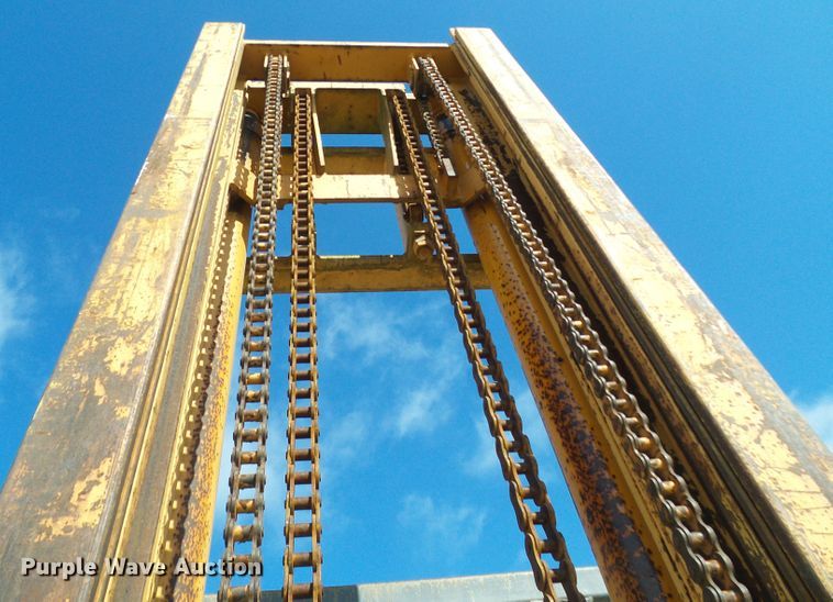 image for item DD1750 Case 585E forklift