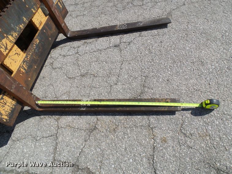 image for item DD1750 Case 585E forklift