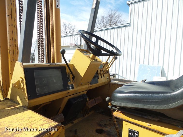 image for item DD1750 Case 585E forklift