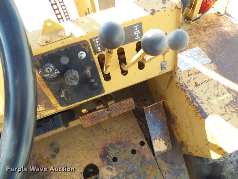 image for item DD1750 Case 585E forklift