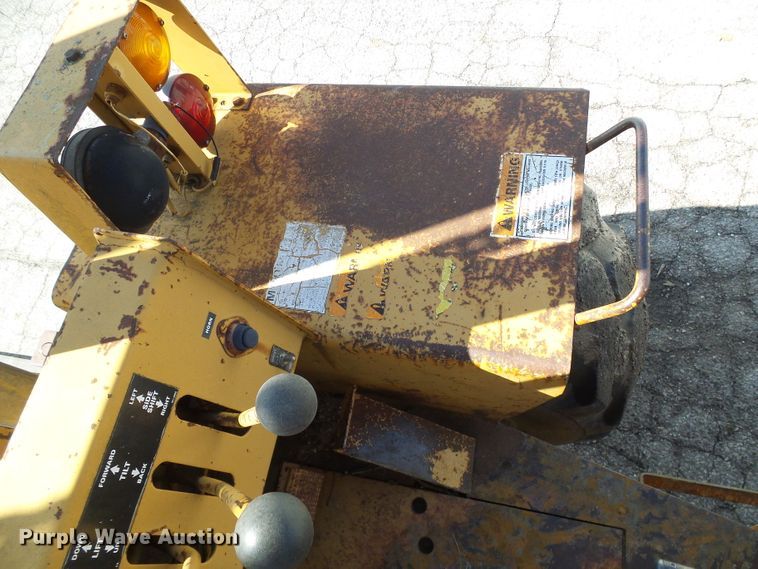 image for item DD1750 Case 585E forklift