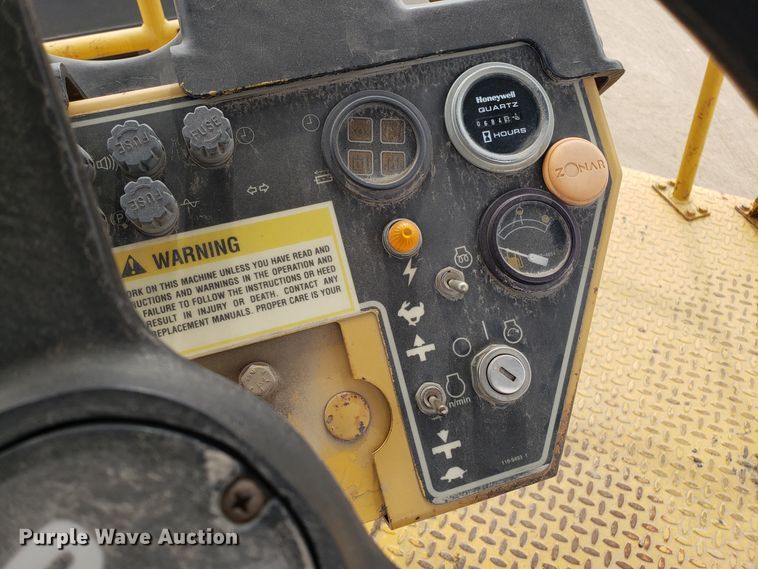 image for item DD2625 2000 Caterpillar CB-634C double drum vibratory roller