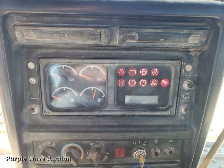 image for item DD2637 1999 Caterpillar D6M XL dozer