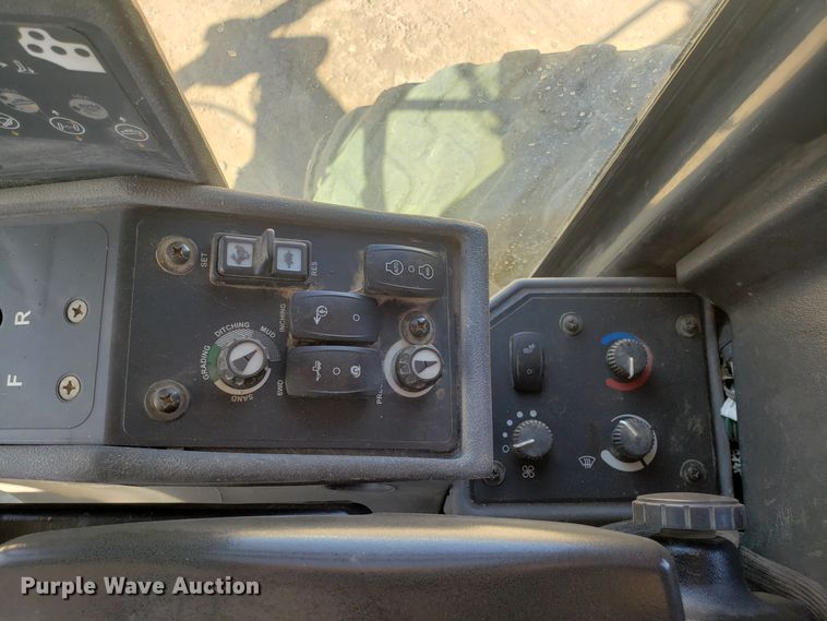 image for item DD2638 2009 John Deere 672GP motor grader