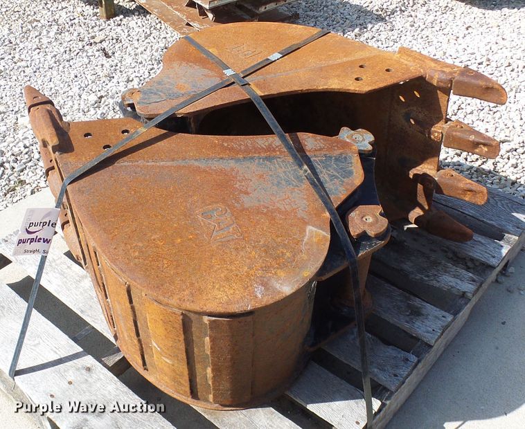 image for item DG5573 (2) Caterpillar excavator buckets
