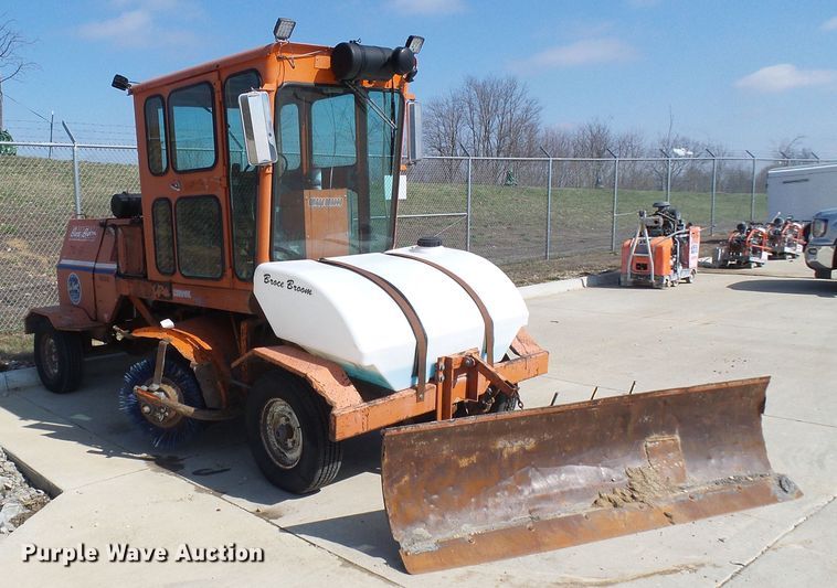 2002 Broce RJ-350 broom in Columbia, MO | Item DG5581 sold | Purple Wave