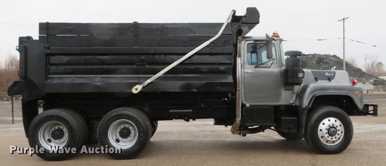 image for item DH1697 1992 Mack RD690S dump truck