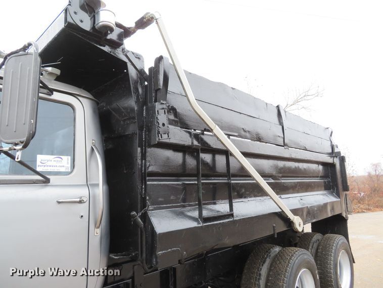 image for item DH1697 1992 Mack RD690S dump truck