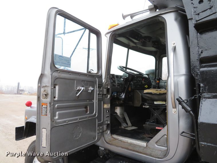 image for item DH1697 1992 Mack RD690S dump truck