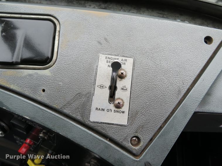 image for item DH1697 1992 Mack RD690S dump truck