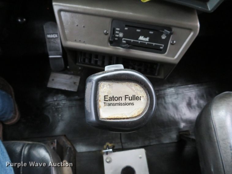 image for item DH1697 1992 Mack RD690S dump truck