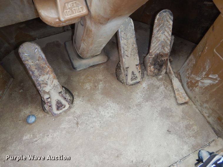 image for item DH4411 1991 Caterpillar 815B soil compactor