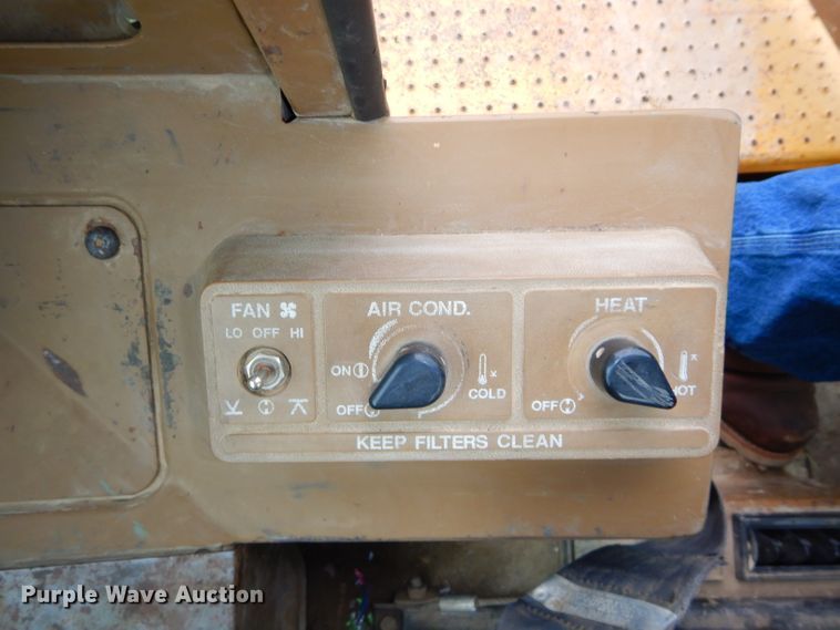 image for item DH4411 1991 Caterpillar 815B soil compactor