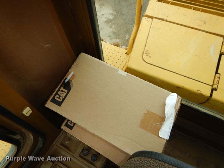 image for item DH4411 1991 Caterpillar 815B soil compactor