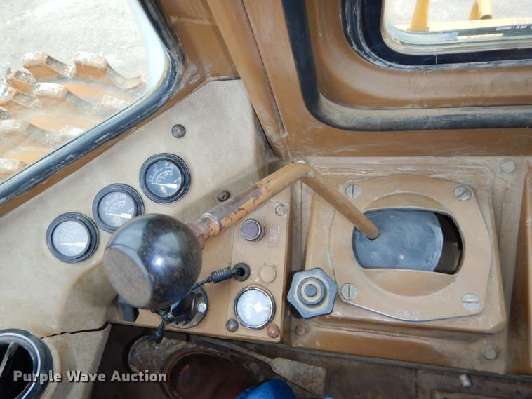 image for item DH4411 1991 Caterpillar 815B soil compactor