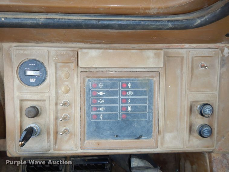 image for item DH4411 1991 Caterpillar 815B soil compactor