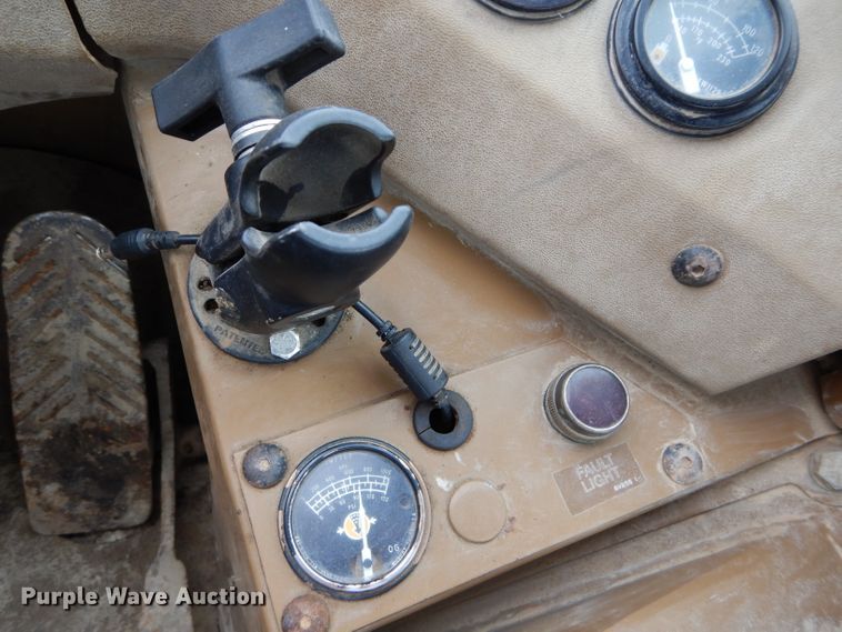 image for item DH4411 1991 Caterpillar 815B soil compactor