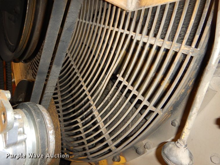 image for item DH4411 1991 Caterpillar 815B soil compactor